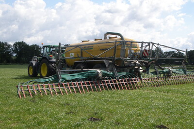Ausbringung mit Schleppschlauch auf Grünland - © Jelko Djuren Ausbringung mit Schleppschlauch auf Grünland