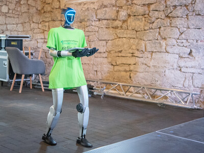 Humanoider Roboter &uuml;berbringt am Ende des Fach-Events &bdquo;Zwischen Acker und App&ldquo; den (An-)Forderungskatalog f&uuml;r eine erfolgreiche Umsetzung der Digitalisierung im Pflanzenbau.