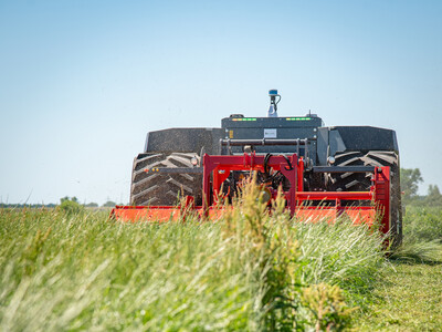Autonomer Feldroboter AgBot mulcht beim Praxistag Alternative Antriebsenergien für Landmaschinen am 01.07.2025 im LBZ Echem.