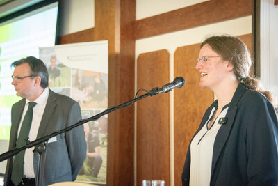 LWK-Berater Peter Sch&uuml;nemann (l.) und Nora Elhaus (FAU Erlangen) w&auml;hrend der 16. Biogastagung in Verden.