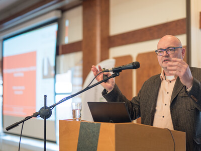 Dr. Helmut Loibl, auf erneuerbare Energien spezialisierter Rechtsanwalt aus Regensburg, als Referent der 15. Biogastagung der Landwirtschaftskammer Niedersachsen am 28.02.2024 in Verden. - © Wolfgang Ehrecke Dr. Helmut Loibl, auf erneuerbare Energien spezialisierter Rechtsanwalt aus Regensburg, als Referent der 15. Biogastagung der Landwirtschaftskammer Niedersachsen am 28.02.2024 in Verden.