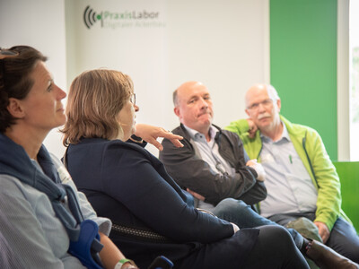 Austausch mit Agrar-Staatssekret&auml;rin Frauke Patzke (2.v.l.) beim Fach-Event &bdquo;Zwischen Acker und App &ndash; Digitalisierung Ihres Pflanzenbaus&ldquo; auf der Dom&auml;ne Schickelsheim (K&ouml;nigslutter/Kreis Helmstedt).
