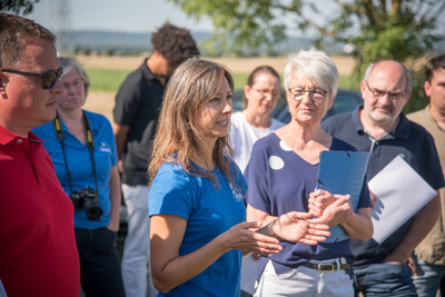 Marieke Neßmann (M.), Leiterin der Ökologischen NABU-Station Aller/Oker, während der Vorstellung einer Fläche speziell für den Rebhuhnschutz nahe des Wolfenbütteler Ortsteils Leinde. - © Wolfgang Ehrecke Marieke Neßmann (M.), Leiterin der Ökologischen NABU-Station Aller/Oker, während der Vorstellung einer Fläche speziell für den Rebhuhnschutz nahe des Wolfenbütteler Ortsteils Leinde.