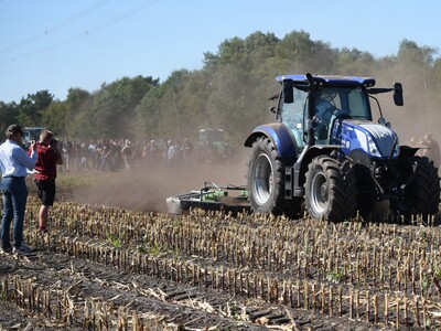 Bei der Maschinenvorf&uuml;hrung &bdquo;Von der Aussaat bis zur Ernte &ndash; Techniken rund um den Maisanbau&ldquo; in Gyhum waren am 7. September 2023 insgesamt 60 Ger&auml;te und Maschinen im praktischen Einsatz zu erleben.