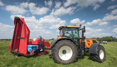 Schlepper mit innovativer, sensorgestützter Maschine zur Ampferbekämpfung, zu sehen auf dem Grünlandfeldtag der Landwirtschaftskammer Niedersachsen und der Senatorin für Umwelt, Klima und Wissenschaft am 06.08.2024 auf Hof Bavendamm im Bremer Blockland.