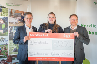 1.250 Euro f&uuml;r die DRK-Tafel Wolfenb&uuml;ttel (v.l.): Carsten Grupe (Bezirksstelle Braunschweig), Frederike Schwieger (DRK, Leiterin Wolfenb&uuml;tteler Tafel), Kammerdirektor Dr. Bernd von Garmissen.