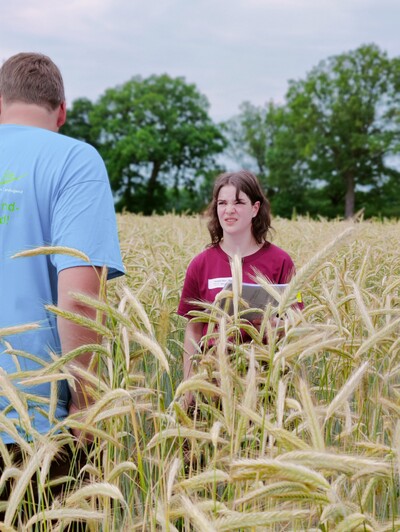 Bundessiegerin in der Kategorie Landwirtschaft I: Rebekka Niers aus Geeste (Kreis Emsland) bei der Getreidebonitur während des Finales des Berufswettbewerbs der deutschen Landjugend am 21.06.2023 im Landwirtschaftlichen Bildungszentrum in Echem. - © Gräschke/Bund der Deutschen Landjugend Bundessiegerin in der Kategorie Landwirtschaft I: Rebekka Niers aus Geeste (Kreis Emsland) bei der Getreidebonitur während des Finales des Berufswettbewerbs der deutschen Landjugend am 21.06.2023 im Landwirtschaftlichen Bildungszentrum in Echem.