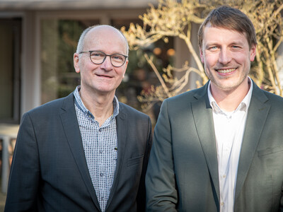 Der scheidende Leiter der Bezirksstelle Osnabr&uuml;ck, Ludger Bernhold (l.), und Nachfolger Hannes Beune (36), zuletzt Leiter der Teams L&auml;ndliche Entwicklung und Umwelt und stellvertretender Bezirksstellenleiter.