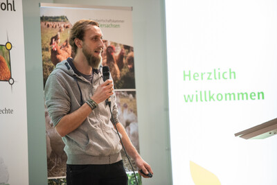 Landwirt J&ouml;rn Andresen sprach &uuml;ber seine Erfahrungen als sein Betrieb von der Avi&auml;ren Influenza betroffen war