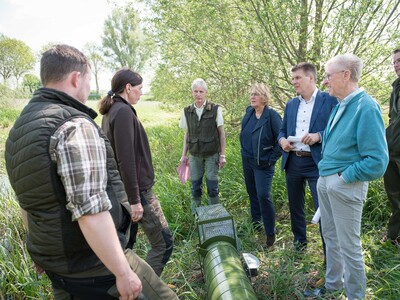 Ergebnisse und Herausforderungen der Nutriajagd: Fachleute der LWK, Vertreter*innen der J&auml;gerschaft sowie des Unterhaltungsverbandes am 11.05.2022 beim Treffen mit Agrarministerin Barbara Otte-Kinast an der Vechte bei Quendorf (Grafschaft Bentheim).