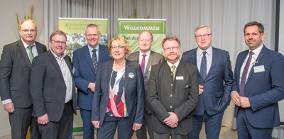 Parlamentarischer Abend (v.l.): Vizepr&auml;sidenten Grupe und Hermeling, Wissenschaftsminister Th&uuml;mler, Agrarministerin Otte-Kinast, Finanzminister Hilbers, Kammerdirektor Dr. v. Garmissen, Wirtschaftsminister Dr. Althusmann, Umweltminister Lies.
