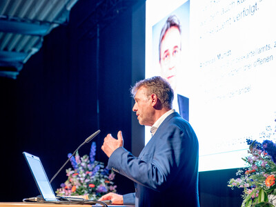 LWK-Marktexperte Dr. Albert Hortmann-Scholten beim 1. Fachforum Schwein und Gefl&uuml;gelmast in den Emslandhallen in Lingen (07. und 08.06.2023).