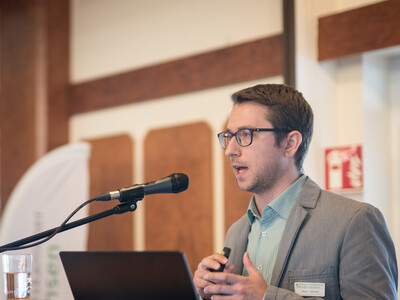 Kammer-Berater Gerold Tammen spricht auf der 15. Biogastagung der Landwirtschaftskammer Niedersachsen am 28.02.2024 in Verden. - © Wolfgang Ehrecke Kammer-Berater Gerold Tammen spricht auf der 15. Biogastagung der Landwirtschaftskammer Niedersachsen am 28.02.2024 in Verden.