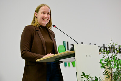 Maike L&uuml;ken stellte sich als neue Sachgebietsleiterin f&uuml;r die Berufsbildung in der Hauswirtschaft vor und begr&uuml;&szlig;te Ehreng&auml;ste, Absolvent/-innen und deren Angeh&ouml;rige.