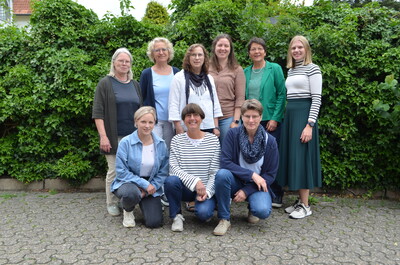 Beraterinnen AG Ernährung - © Maria Laukenmann Neun Frauen posieren in zwei Reihen vor einer grünen Hecke. Die vordere Reihe hockt, die hintere steht.