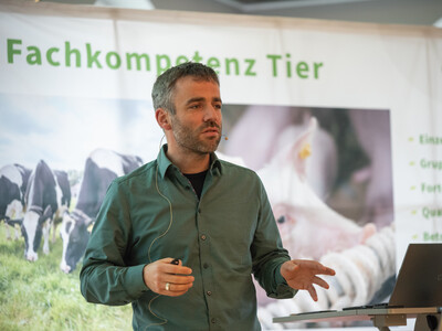 Dr. med. vet. J&ouml;rg Willig vom Rindergesundheitsdienst (Institut f&uuml;r Tiergesundheit, LUFA Nord-West) als Referent auf dem Milcherzeugertag 2025 in Rodenkirchen.