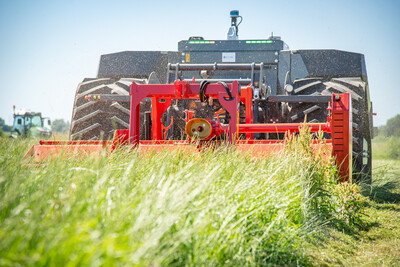 Autonomer Feldroboter AgBot mulcht beim Praxistag Alternative Antriebsenergien für Landmaschinen am 01.07.2025 im LBZ Echem.