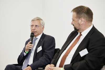 Heiner Beermann (l., Waldbesitzerverband) und Landvolkpr&auml;sident Dr. Holger Hennies w&auml;hrend des Festakts zum 125-j&auml;hrigen Bestehen der Landwirtschaftskammer Niedersachsen am 21.05.2024 in Hannover-Ahlem.