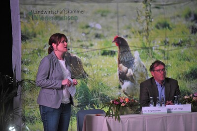 Dr. med. vet. Katja Kulke (Gesch&auml;ftsstelle Tierwohl-Kompetenzzentrum Gefl&uuml;gel, links) als Moderatorin beim 1. Fachforum Schwein und Gefl&uuml;gelmast in den Emslandhallen in Lingen (07. und 08.06.2023).