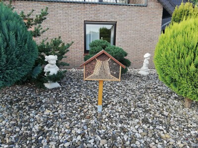 So lieber nicht - Insektenhotel in einem Schottergarten