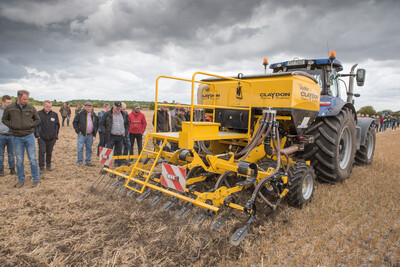 Wassersparend, bodenschonend, wirtschaftlich: Maschinenvorf&uuml;hrung zur ultraflachen Bodenbearbeitung mit mehr als 40 Ger&auml;ten in Sehnde (Region Hannover).