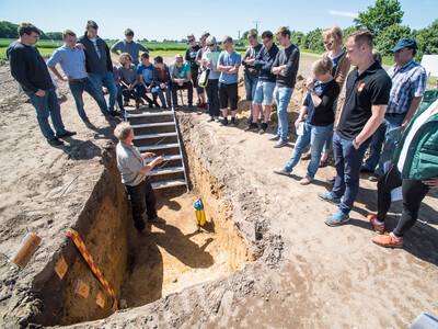An dieser Station wird den Besuchern des Feldtages Wasserschutz in Hamerstorf ein Bodenprofil erl&auml;utert.