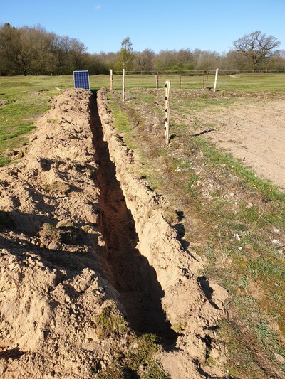 Bei allen Elektrozäunen ist auf eine gute Erdung zu achten. Dies gilt besonders für trockene Böden. - © Michael Gertenbach Bei allen Elektrozäunen ist auf eine gute Erdung zu achten. Dies gilt besonders für trockene Böden.