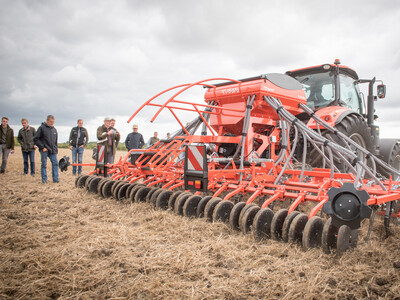 Wassersparend, bodenschonend, wirtschaftlich: Maschinenvorf&uuml;hrung zur ultraflachen Bodenbearbeitung mit mehr als 40 Ger&auml;ten in Sehnde (Region Hannover).
