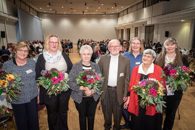 Arbeitnehmerpreis 2025 f&uuml;r die Mitarbeiterinnen des Gartenbaubetriebs Leuchtenberger (v.l.):  Hildegard Kuper, Silvia Surmann, Olga Bauer, Friedhelm Leuchtenberger, Kammer-Vizepr&auml;sidentin Dagmar Heyens, Kathrin Leuchtenberger, Silke Vogel.