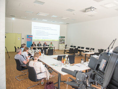 Pressekonferenz der Landesvertretung der Handwerkskammern Niedersachsen e.V. (LHN) und der Landwirtschaftskammer Niedersachsen (LWK) am 24.06.2024 in Hannover-Ahlem zu gemeinsamen Handlungsempfehlungen zur St&auml;rkung des l&auml;ndlichen Raumes.