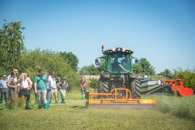 Elektrotraktor des chinesischen Herstellers Xeevo beim Praxistag Alternative Antriebsenergien für Landmaschinen am 01.07.2025 im LBZ Echem.