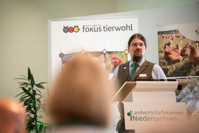Dominik Jacobs (LWK) zeigte, wie sich verschiedene Faktoren auf die Wirtschaftlichkeit eines Betriebs auswirken k&ouml;nnen