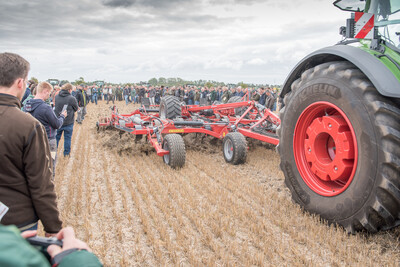 Wassersparend, bodenschonend, wirtschaftlich: Maschinenvorf&uuml;hrung zur ultraflachen Bodenbearbeitung mit mehr als 40 Ger&auml;ten in Sehnde (Region Hannover).