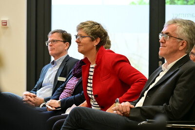 &Uuml;bergabe Meisterbriefe Hauswirtschaft 2025 in Hannover (v.l.): Fachbereichsleiter Rudolf Fuchs, LandFrauen-Pr&auml;sidentin Elisabeth Brunkhorst (Hannover) und Bezirksstellenleiter Dr. Rolf B&uuml;nte (Aurich).