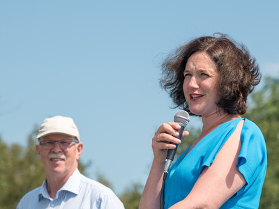 Kammerpräsident Gerhard Schwetje (l.) und Umweltsenatorin Kathrin Moosdorf beim Grünlandfeldtag der Landwirtschaftskammer Niedersachsen und der Senatorin für Umwelt, Klima und Wissenschaft am 06.08.2024 im Bremer Blockland.