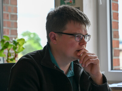 Lukas Lange-Daake bei der Vorbereitung zu einem Beratungsgespr&auml;ch