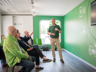 Austausch mit Agrar-Staatssekret&auml;rin Frauke Patzke (2.v.l.) beim Fach-Event &bdquo;Zwischen Acker und App &ndash; Digitalisierung Ihres Pflanzenbaus&ldquo; auf der Dom&auml;ne Schickelsheim (K&ouml;nigslutter/Kreis Helmstedt).