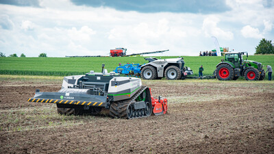 Autonomer Feldroboter (AgXeed, Vordergrund) und autonome Krone-Lemken-Kombination beim Fach-Event &bdquo;Zwischen Acker und App &ndash; Digitalisierung Ihres Pflanzenbaus&ldquo; auf der Dom&auml;ne Schickelsheim (K&ouml;nigslutter/Kreis Helmstedt).