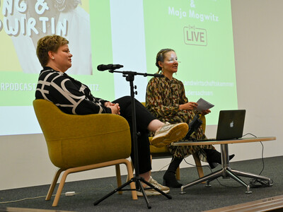 Zu den Highlights der Tagung gehörte der Live-Podcast von Maja Mogwitz (r.), Gründerin der Initiative „Jung & Landwirtin“, mit Iris Tapphorn, bekannt aus der NDR-Reihe „Hofgeschichten“.