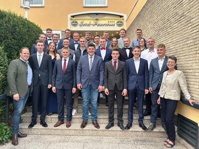 Die neuen Landwirt/-innen mit ihrem ehemaligen Lehrer Johannes Görth und Ausbildungsberaterin Ingrid Schlemm - © Saskia Müller Die neuen Landwirt/-innen mit ihrem ehemaligen Lehrer Johannes Görth und Ausbildungsberaterin Ingrid Schlemm