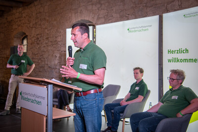LWK-Technikexperte Dr. Harm Dr&uuml;cker spricht am Ende des Fach-Events &bdquo;Zwischen Acker und App &ndash; Digitalisierung Ihres Pflanzenbaus&ldquo; auf der Dom&auml;ne Schickelsheim (K&ouml;nigslutter/Kreis Helmstedt).