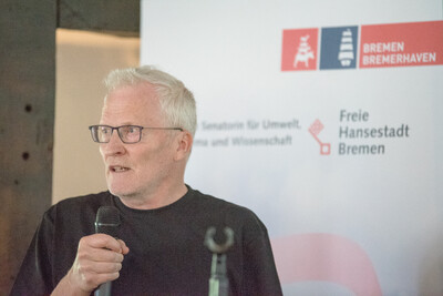 BUND-Vogelschutzexperte Arno Schoppenhorst als Referent auf dem Grünlandfeldtag der Landwirtschaftskammer Niedersachsen und der Senatorin für Umwelt, Klima und Wissenschaft der Freien Hansestadt Bremen am 06.08.2024 auf Hof Bavendamm im Bremer Blockland.