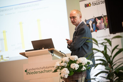Hermann Kramer, Veterin&auml;ramt Nordhorn, sprach &uuml;ber einen Gefl&uuml;gelpestausbruch, bei dem eine Teilkeulung angeordnet wurde