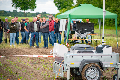 Drohne mit Dock (Kopterzentrale) berm Fach-Event &bdquo;Zwischen Acker und App &ndash; Digitalisierung Ihres Pflanzenbaus&ldquo; auf der Dom&auml;ne Schickelsheim (K&ouml;nigslutter/Kreis Helmstedt).