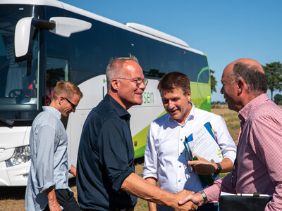 Matthias Miersch, Vorsitzender der SPD Bundestagsfraktion, wird in Schw&uuml;blingsen von Stefan Ortmann (stellv. KD) und LWK-Vorstandsmitglied Markus Gerhardy begr&uuml;&szlig;t