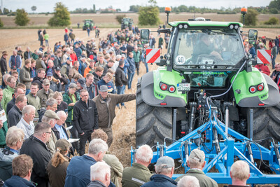 Wassersparend, bodenschonend, wirtschaftlich: Maschinenvorf&uuml;hrung zur ultraflachen Bodenbearbeitung mit mehr als 40 Ger&auml;ten in Sehnde (Region Hannover).