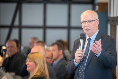 Mit seiner jahrzehntelangen Arbeit habe Bernhold sp&uuml;rbar dazu beigetragen, dass sich die vielf&auml;ltige Landwirtschaft im Osnabr&uuml;cker Raum stetig weiterentwickelt habe, hob Kammerpr&auml;sident Gerhard Schwetje vor den gut 100 geladenen G&auml;sten hervor.