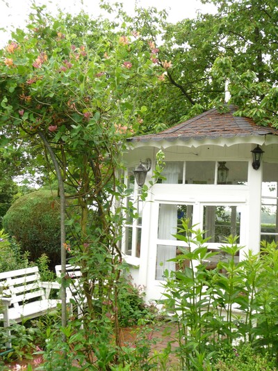 Der schmucke weiße Pavillon in Hilfers Garten wurde unter anderem aus alten Fenstern erbaut