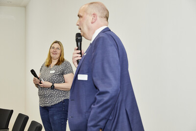 Kammer-Vizepr&auml;sidentin Dagmar Heyens (l.) und Vizepr&auml;sident Manfred Tannen w&auml;hrend des Festakts zum 125-j&auml;hrigen Bestehen der Landwirtschaftskammer Niedersachsen am 21.05.2024 in Hannover-Ahlem.