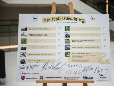 Pressekonferenz der Allianzpartner der Vereinbarung Der Nieders&auml;chsische Weg in Hannover: Am 29.10.2020 wurden die ausgehandelten Eckpfeiler f&uuml;r mehr Natur- und Artenschutz vorgestellt und diese erneut mit einer Unterschrift bekr&auml;ftigt.